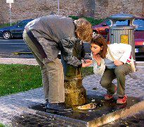 Simon and Fran at fountain